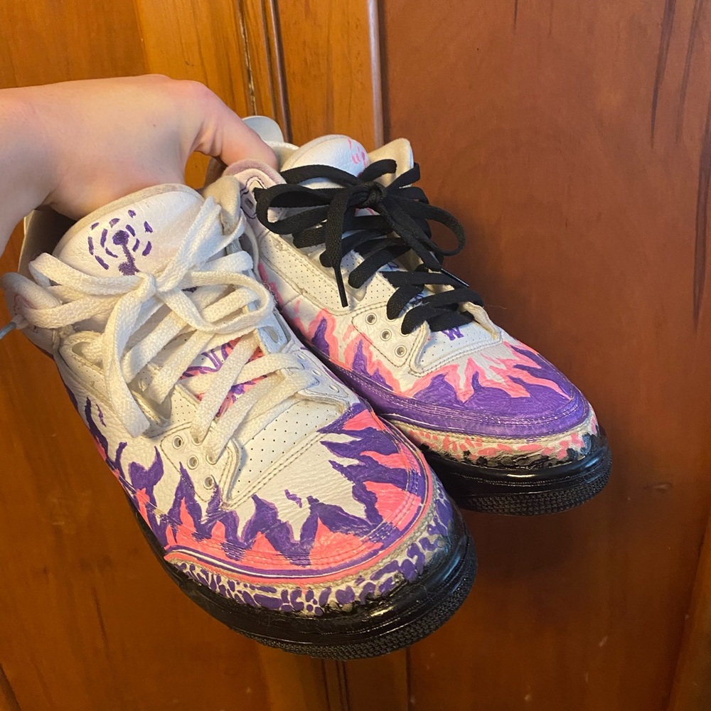 No box or insoles but the left shoe also has a dent in the back heel